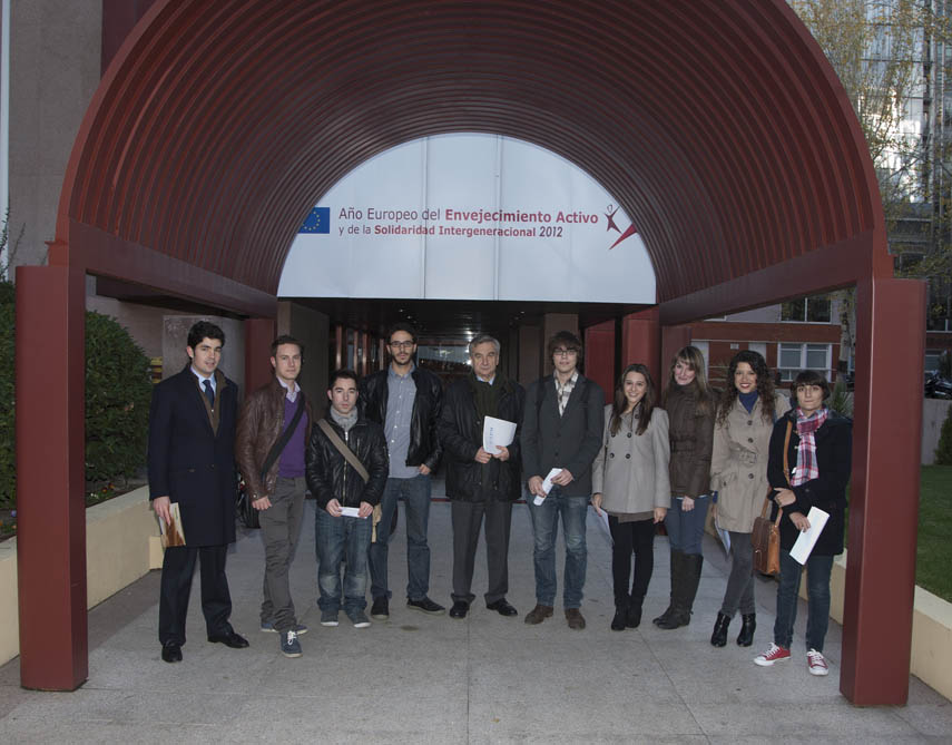 Los nueve periodistas de la XIII del PPE junto a Javier Galán, presidente de la Comisión de Empleo, Formación e Innovación. Foto: Miguel Ángel Benedicto / APM